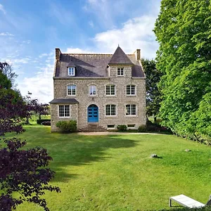 Maison Boulvern , Plomodiern France